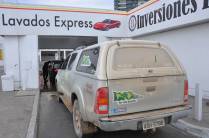 O esperado banho para tirar o sal e a lama da travessia do salar de Uyuni (em Iquique, no norte do Chile)